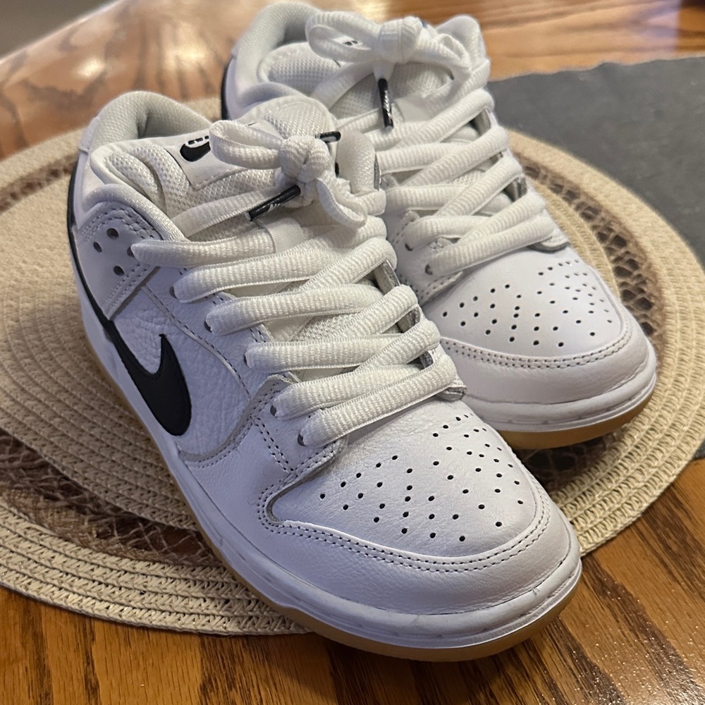 Nike White and Black Low-Top Sneakers